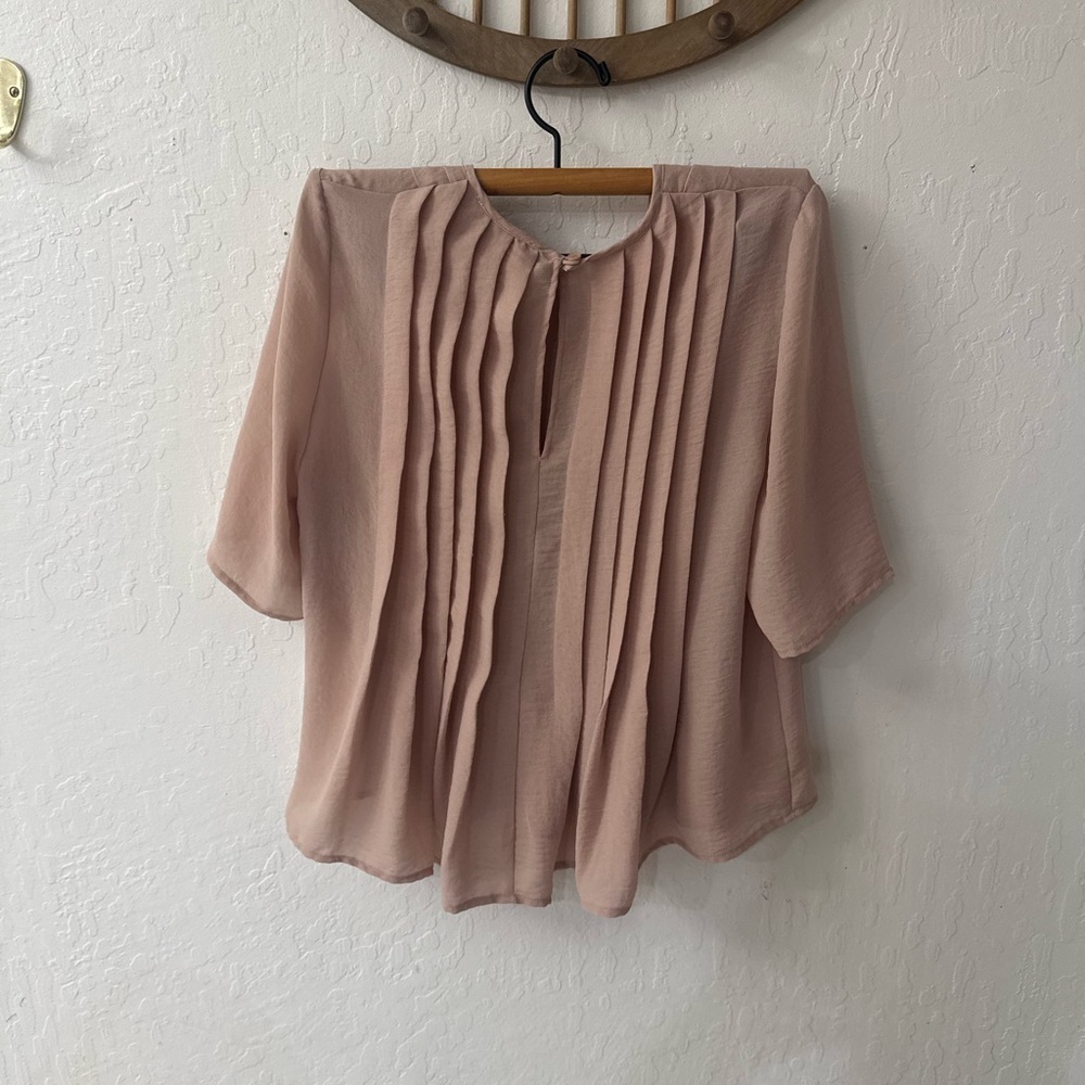 Oak and Fort Tannish Pink Pleated Flowy Blouse Keyhole Back Size Small - Picture 6 of 7